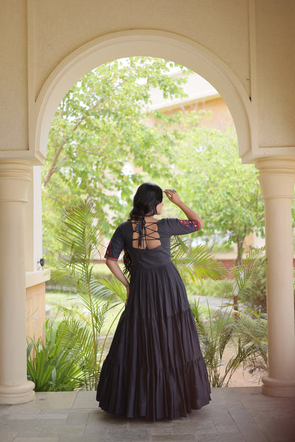 NavRiwaaz Gowns Black